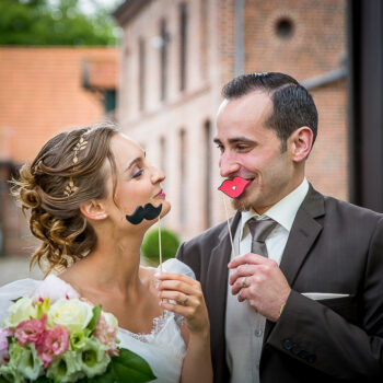 Photographe professionnelle mariage Lille, une seance photo de couple durant un mariage montrant des mariés heureux échangeant un regard complice, Photographe mariage journée complète Lille, Photographe mariage reportage Lille, Photographe mariage Lille, Photographe mariage Nord, Photographe mariage naturel Lille, Séance photo mariage Lille, Photographe de mariage Lille Nord